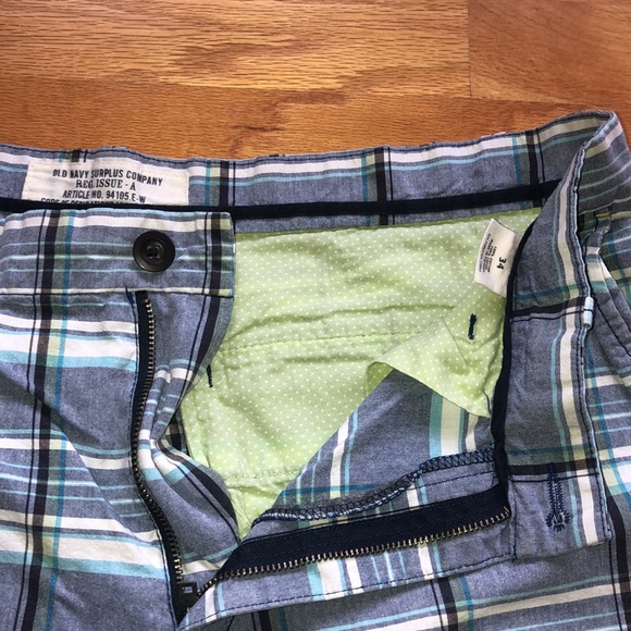 Men’s “Old Navy” striped shorts (size 34) - Picture 2 of 3